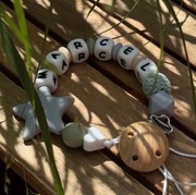 Personalizowana zawieszka do smoczka z imieniem, pistacja-szary