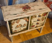 Komoda mała z lat 80. XX w. (Cepelia) odnowiona (decoupage) -pamiątka PRL-u