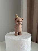 Miś zdmuchujący świeczkę Figurka na tort