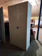 szafa metalowa z półkami