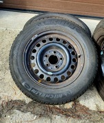 Oryginalne koła Mercedes do W124 z oponami zimowymi Michelin Alpin