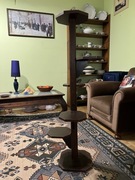 Drewniany stojący kwietnik