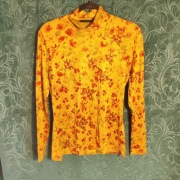 Żółty golf w kwiaty 