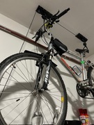Uchwy do podwieszenia roweru w górze pod sufitem