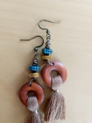 Drewniane leciutkie wiszące kolczyki kółka chwosty boho