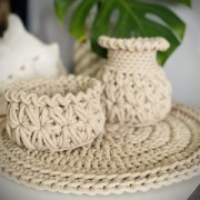 Jaśminowy koszyczek na łakocie - szydełkowy koszyczek ze sznurka