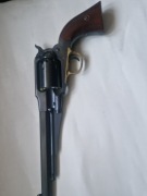 Włoski rewolwer UBERTI czarnoprochowy REMINGTON New Army + aksesoria
