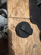 Audi A6 C6-Korek wlewu paliwa Audi + kable MMI – oryginał, komplet