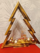 Drewniana choinka z ozdobami i oświetleniem