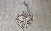 Drewniane wisiorki w kształcie serca 