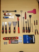 Zestaw: skrobaki, przecinaki, ostrza, poziomica, miniszlifierka usb