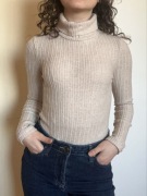 Beżowe body z golfem - dopasowane, prążkowany materiał