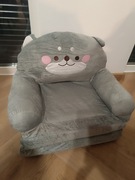 szara rozkładana sofa dziecieca z pluszowej tkaniny