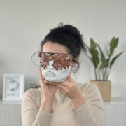Ceramiczny kubek z twarzą i liśćmi – ręcznie wykonany, unikat