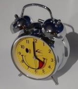 Duży metalowy budzik z dzwonkiem młoteczkowym 