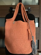 Szara shopperka zrobiona na szydełku.