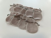 Eleganckie, welurowe woreczki biżuteryjne APART – zestaw 9 sztuk