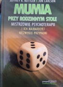 ,,MUMIA PRZY RODZINNYM STOLE" Kottler, Carlson