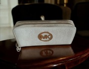 Markowy portfel Michael Kors biały kremowy beżowy skórzany damski