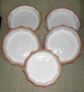 Gliniane i szkliwione naczynia do zapiekania.