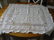 Ręcznie robiony na szydełku biały różowe kwiaty obrus 145x 110 cm handmade