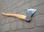 Ręcznie kuta siekiera 1,2kg / akacja 60cm