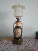 Duża ozdobna stojąca lampa naftowa
