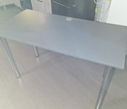 Szare biurko – elegancka i funkcjonalna przestrzeń do pracy