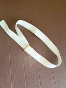 335. Biały kremowy pasek parciany że złotą klamrą