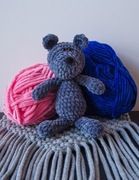 Szydełkowy szary misiek wykonany na szydełku