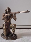 FIGURAKA INDIAŃSKI WOJOWNIK KLĘCZĄCY,STRZELAJĄCY Z KARABINU,VERONESE DESING