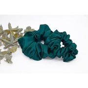 Komplet 2 gumek do włosów z satyny – butelkowa zieleń.