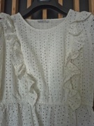 Bluzka ażurowa haftowana Pieces rozmiar L | biała z falbankami | styl boho
