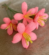 Sztuczne kwiatki, kwiaty z krepiny na łodyżce, 1szt, lilia kolor różowy