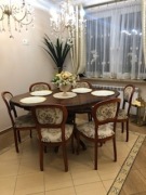 Piękny stół w starym stylu.