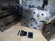 3 Formy Wtryskowe  na  klamry  do pasow 