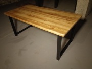 Stół z blatem z desek sosnowych
