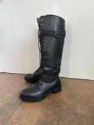 Skórzane Kozaki Oficerki Gino Rossi militarystyczne z klamrami wiązane 