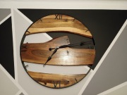 Zegar loft z deski orzecha włoskiego i metalu.