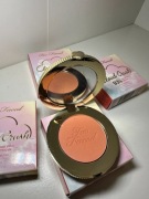 Róż Too Faced Cloud Crush w odcieniu Tequila Sunset