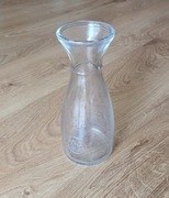 stara szklana karafka na wino