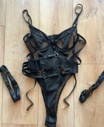 Czarne dopasowane body rozmiar M