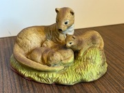 Ładna figurka łasica z młodymi 