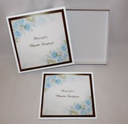 Kartka w pudełku na Chrzest Święty niebieskie kwiaty róże dla chłopca