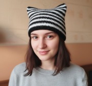 Młodzieżowa czapka z kocimi uszami. Wełna alpaki, ręcznie robiona.