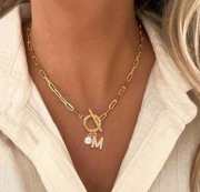 Naszyjnik choker z literką M z kryształkami i perełką 