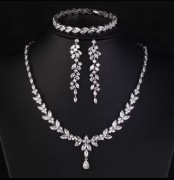 Pięknie mieniący się komplet biżuterii ślubnej w srebrnym kolorze 