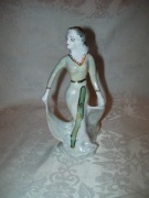 FIGURKA PORCELANOWA -PANNA PODTRZYMUJĄCA SUKNIĘ  - ok. 19 cm