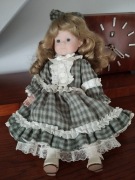 Porcelanowa lalka w zielonej sukience 