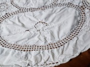 Ręcznie haftowany obrus z koronką szydełkową  śr.150